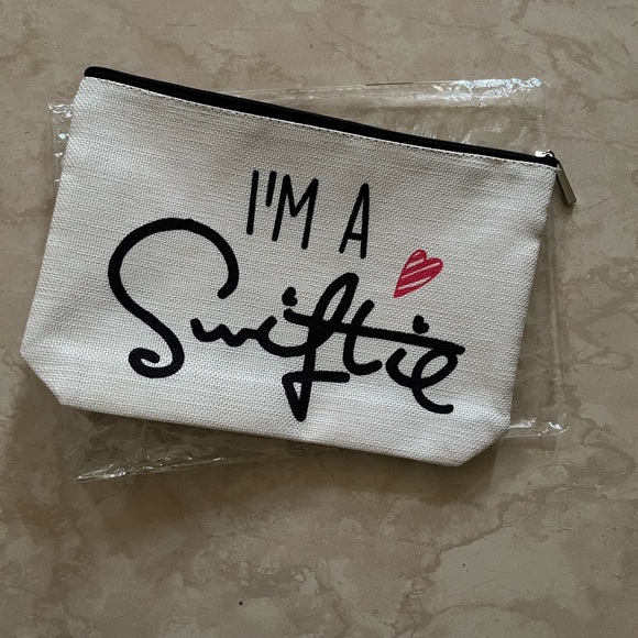 I’m a Swiftie Stylish Cream and Black Pouch - Picture 4 of 4